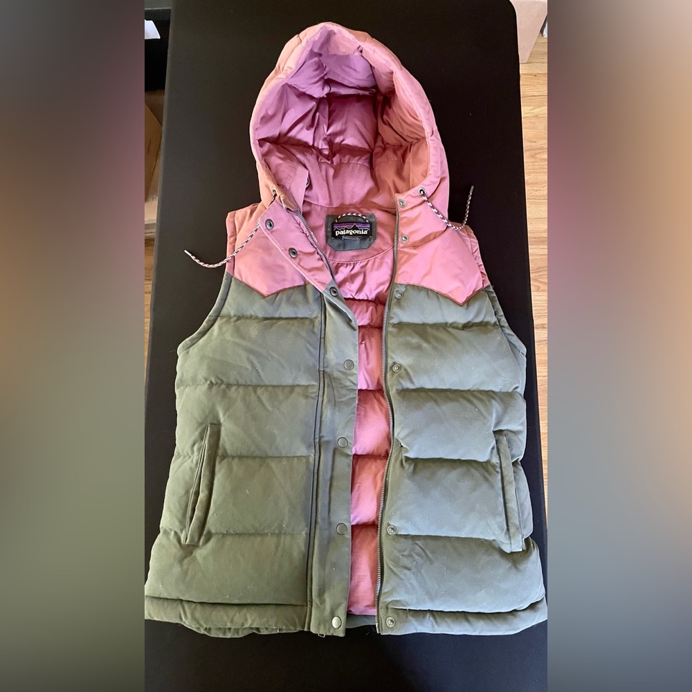 Women’s M Patagonia Bivy Down Vest Forge Grey Pink Size Medium
Hooded